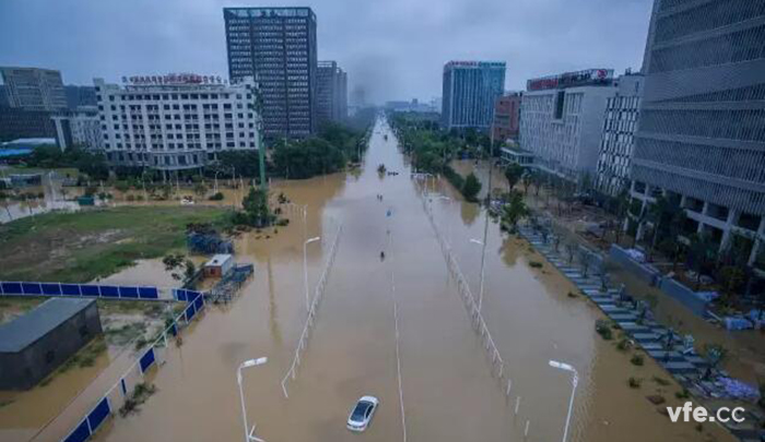 严重内涝中城市道路