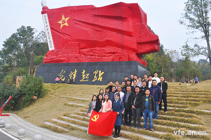 秋收起义文家市会师纪念馆前合影纪念