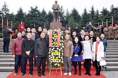 湖南银河电气有限公司党支部在韶山举行了“重温入党誓词”活动